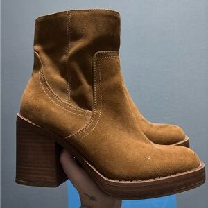 Universal Thread Tan Heeled Boots